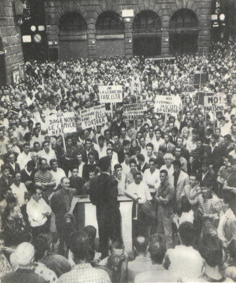 Piazza Banchi (centro storico-angiporto) durante il comizio dei movimenti giovanili.