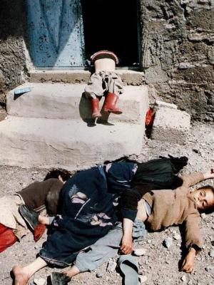 Halabja, 16 marzo 1988. Persone giacciono a terra prive di vita dopo l'uso di armi chimiche