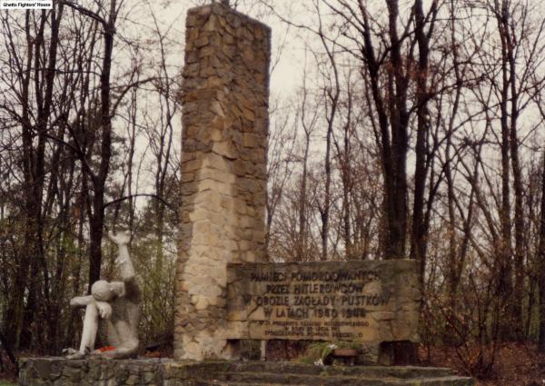 Memoriale eretto nel 1969 a Pustkow nel venticinquennale della liberazione del campo