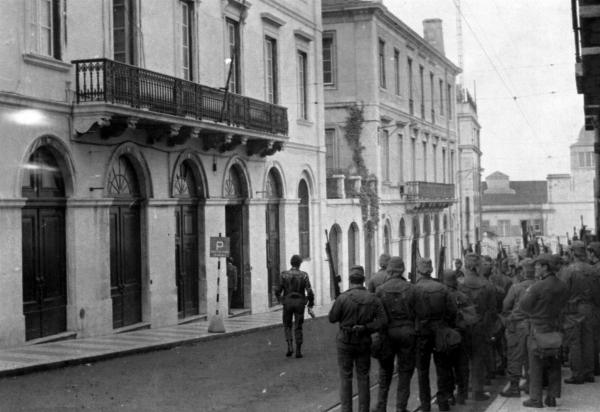 Lisbona, rua António Maria Cardoso, 25 aprile 1974. L'esercito assedia il palazzo della PIDE. 