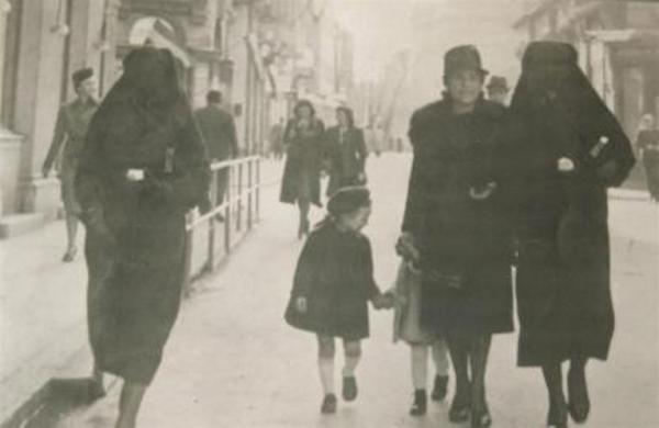 Sarajevo, 1941. Due donne musulmane, velate, a braccetto con una loro amica ebrea. Il velo della musulmana copre la stella gialla che l’ebrea era costretta a portare (fonte: To the river. The place I love).