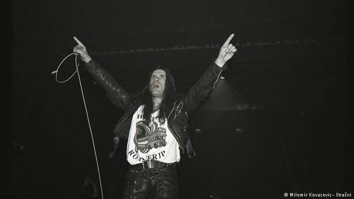 Bruce Dickinson sul palco a Sarajevo nel 1994