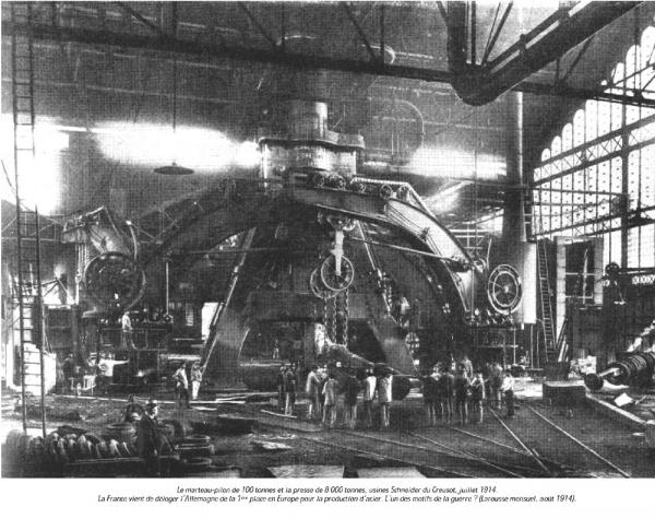 Francia, 1914. Un maglio da 100 tonn. con la pressa da 8.000 tonn. Acciaierie e fonderie Schneider a Creusot, Borgogna