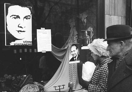 1969. Cittadini rendono omaggio a Jan Palach nella piazza dove il giovane si era immolato.