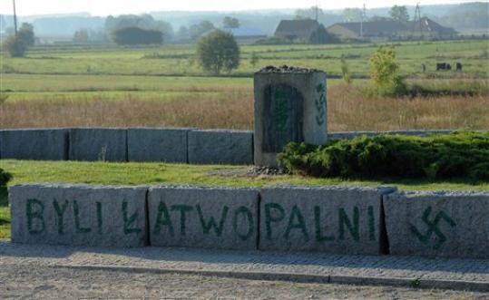 ‎Il memoriale a Jedwabne imbrattato dai ‎neonazisti polacchi‎
