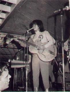 The Paulettes si esibiscono in un club di Cam Ranh Bay, Vietnam nel 1966.