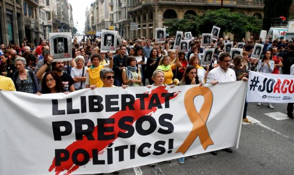 Centenares de personas cortan la céntrica Via Laietana de Barcelona en protesta por la sentencia del 'procés'. - EFE / Quique García