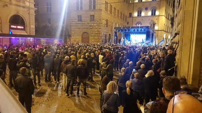La folla  oceanica che ascolta le parole di Salvini (ringrazio Daniele Bonaiuti, che è riuscito a intrufolarsi, per la foto)