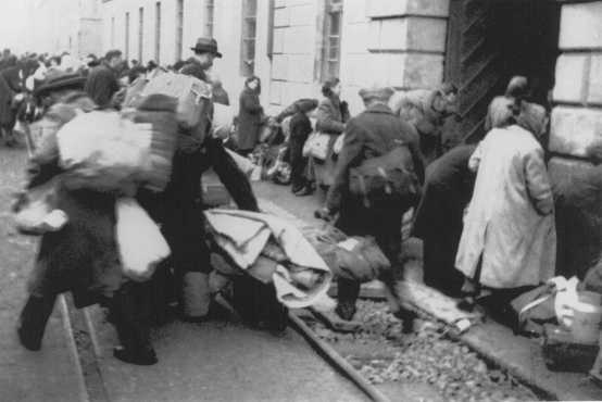 Theresienstadt, febbraio 1944. Arrivo di un trasporto di ebrei olandesi