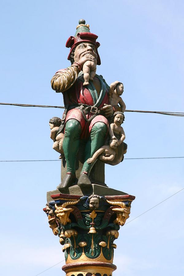 Il “Kindlifresser”, il mangiatore di bambini, statua cinquecentesca che orna una fontana di Berna in Svizzera