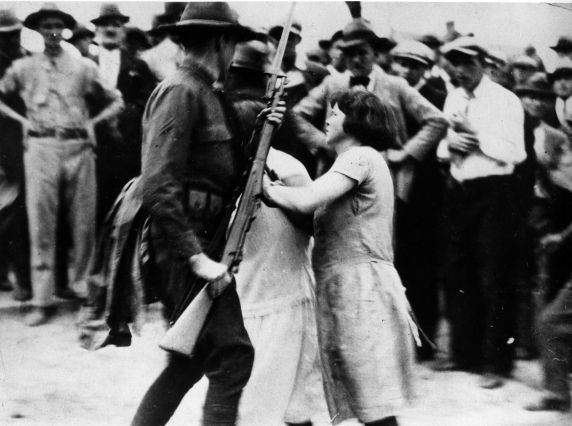 Gastonia, Nord Carolina, maggio 1929: Due giovani operaie in sciopero affrontano e cercano di disarmare un soldato della Guardia Nazionale