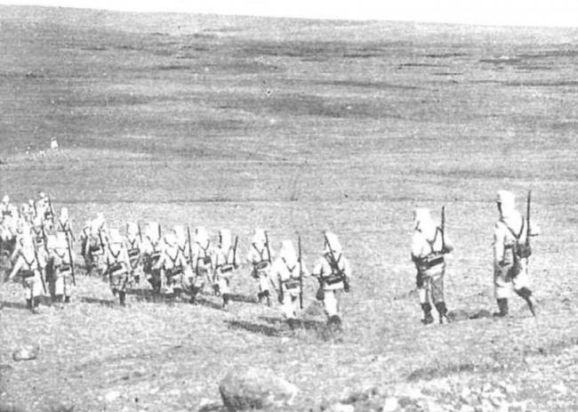 Las tropas del general Pintos avanzando por las verticales del Gurugú, con objeto de desalojar al enemigo de sus posiciones en el combate del día 27 de Julio.