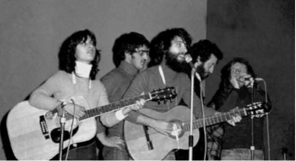 Il Collettivo V&iacute;ctor Jara nel 1974. Con le chitarre Chiara e David Riondino, circa ventenni.