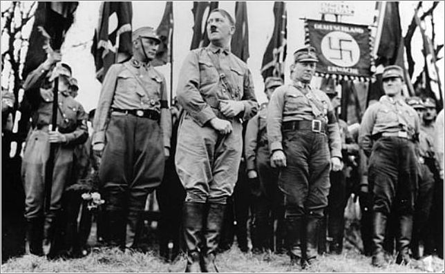 Hitler ad una parata di SA nel 1931 