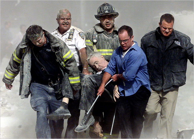 Soccorritori trasportano il corpo ormai senza vita di Mychal Judge, New York, 11 settembre 2001