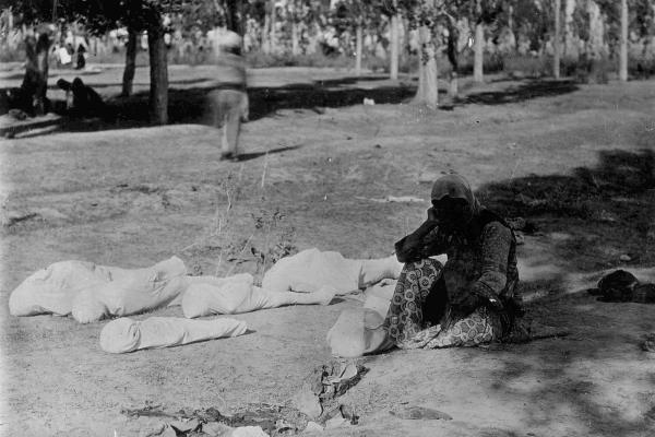 Una donna armena veglia i suoi figli morti, da “Kharput-Turkey. Diary 1907-1919”, diario di Maria Jacobsen, missionaria danese che fu testimone oculare del genocidio armeno. 