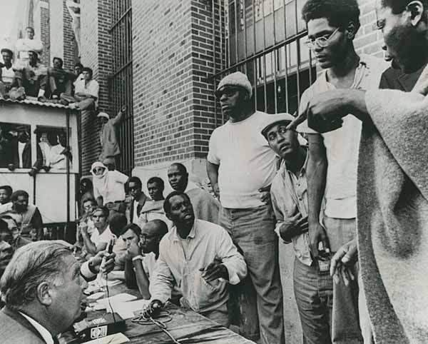 <br />
‎Prigione di Attica, 1971. Secondo giorno della rivolta. I negoziati‎
