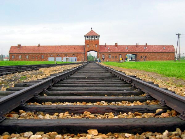 Auschwitz-birkenau-main track