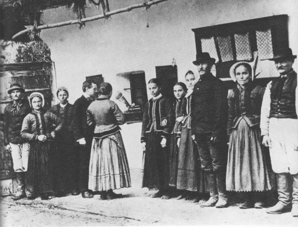 Béla Bartók nel 1908 mentre raccoglie canzoni dagli abitanti di un villaggio magiaro.