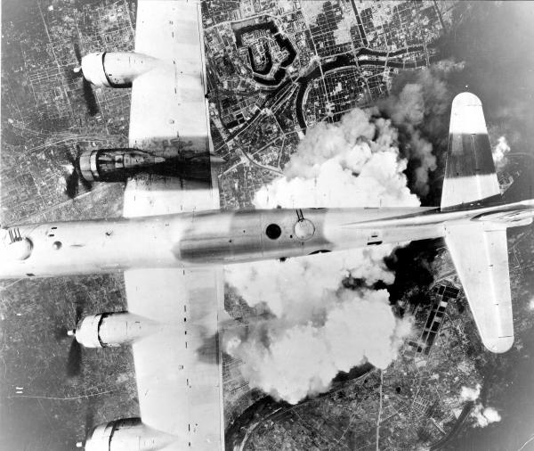 Bombe incendiarie americane su Osaka, 1 giugno 1945