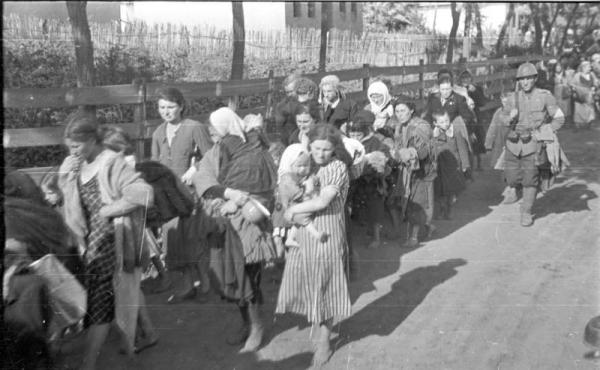 Odessa, ottobre 1941. Un soldato romeno scorta un gruppo di donne e bambini ebrei deportati
