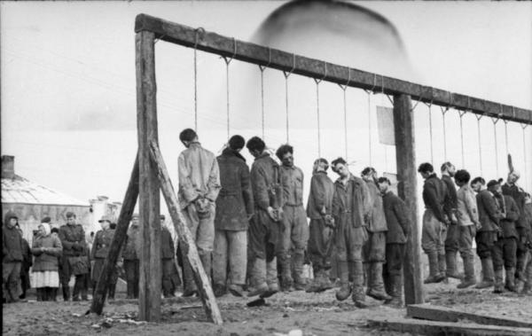 Impiccagione di presunti partigiani in un villaggio russo, Capodanno 1943