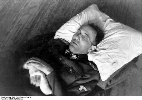 Franz Walter Stahlecker, ferito, si riposa in una pausa dei massacri