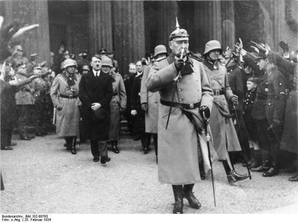  Hindenburg e Hitler, 1934
