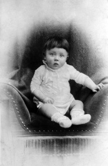 Il piccolo Adolf Schicklgruber, in arte Hitler