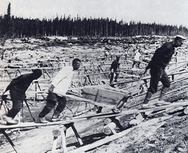  ‎Prigionieri dei ‎gulag impiegati nello scavo del canale tra Mar Bianco e Mar baltico. Durante i lavori, che si ‎svolsero tra il 1931 ed il 1933, ne morirono tra i 12.000 ed i 25.000.‎