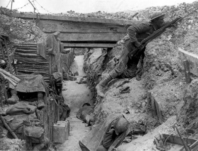 Durante la Battaglia della Somme, luglio 1916. Trincea britannica a Ovillers-la-Boisselle sulla strada tra Albert e Bapaume, fotografia del Lt. J. W. Brooke.