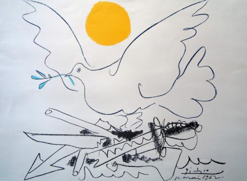   Au musée de la paix, il y a une colombe belle  <br />
Qui nous rappelle à tous l'amour universel.  <br />
Vous pouvez la louer pour parer vos banquets