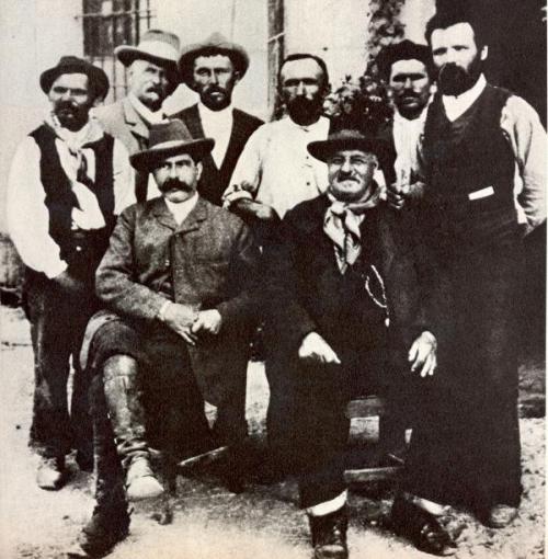 Giovanni Rossi “Cardias”, in piedi a destra, insieme ad altri membri della colonia “La Cittadella”