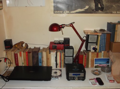 Il tavolo delle CCG. Libri, sigarette, radio, telefonino modello "Socialismo reale 1954"