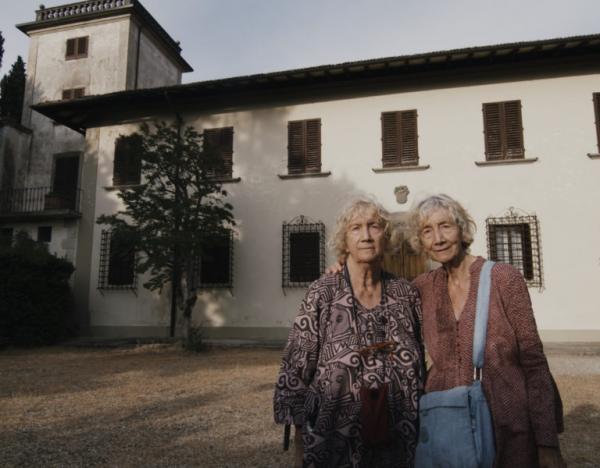 Le sorelle Mazzetti davanti a Villa del Focardo (che fu gravemente danneggiata ma poi ricostruita dopo la guerra)