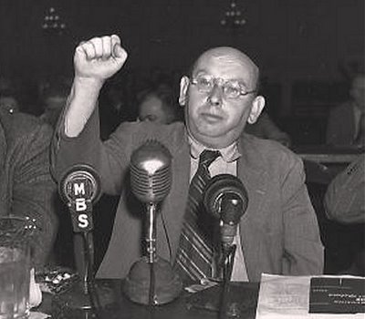 L’irriducibile Hanns Eisler mostra il pugno durante un’audizione davanti alla Commissione d’inchiesta sulle attività ‎antiamericane, 1947.‎‎