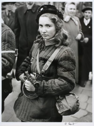 ‎Budapest, 1956. Erika, 15 ‎anni, combattente ungherese, poi uccisa dai sovietici (foto di Vagn Hansen)‎