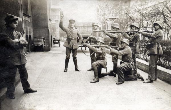 Esecuzione di uno spartachista a Monaco di Baviera, 1919 (L’immagine è irreale, sembra quasi un fotomontaggio, eppure su Rare Historical Photos viene data per autentica)