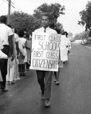 Una foto, tratta dagli archivi dell'Università dell'Arkansas, delle dimostrazioni contro le politiche segregazioniste del governatore Faubus.