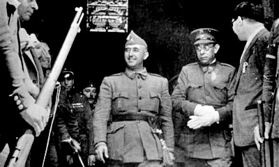 Francisco Franco (al centro) con Emilio Mola (a destra)