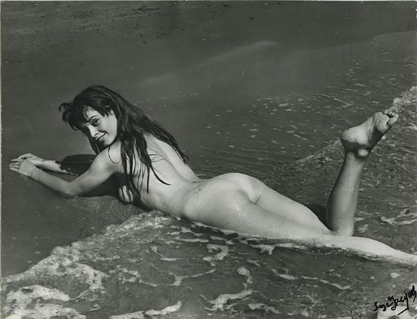Brigitte Bardot nue au soleil