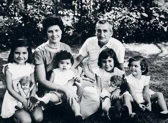 Héctor Germán Oesterheld, negli anni 50, con la moglie e le figlie 