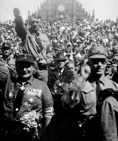 Hitler a Norimberga nel ‎‎1928, circondato da membri delle SA (Sturmabteilung)
