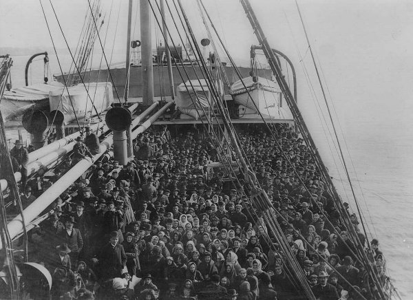 “Immigrants on an Atlantic liner” (SS Patricia), 1906, foto di Edwin Levick.