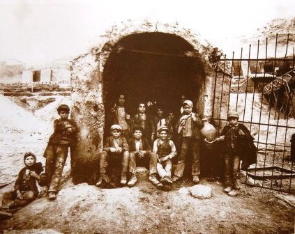 "Sicilia - Carusi all'imbocco di un pozzo della zolfara, 1899", fotografia di Eugenio Interguglielmi (1850-1911).