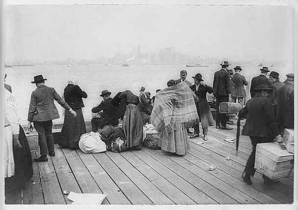 Migranti italiani ad Ellis ‎Island, punto d’approdo (ed “accoglienza”, identificazione, quarantena e respingimento) in ‎America.‎