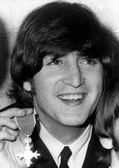 Lennon mostra la medaglia di baronetto nel 1965. L'avrebbe restituita quattro anni dopo.