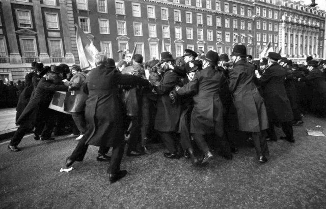 Londra, 17 marzo 1968. Scontri tra polizia e manifestanti di fronte all'ambasciata statunitense