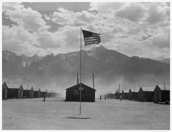 Il campo di prigionia per "nisei" (cittadini americani di origini giapponesi) di Manzanar, California, nel 1942