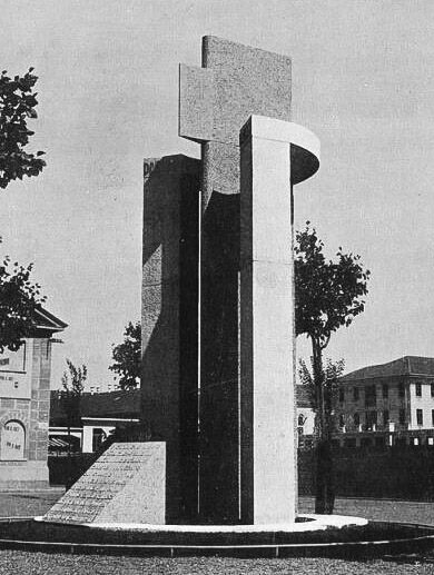Il monumento a Dresda e Bazzani. Distrutto nel dopoguerra, fu opera dell'architetto Gino Levi-Montalcini. Il paradosso è che, essendo ebreo, fu poi colpito dalle leggi razziali del 1938...